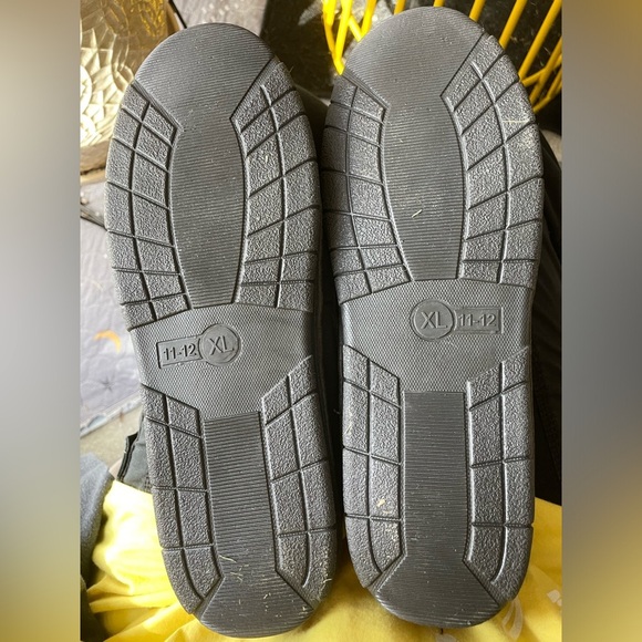 NWOT Men’s slippers - Picture 7 of 8